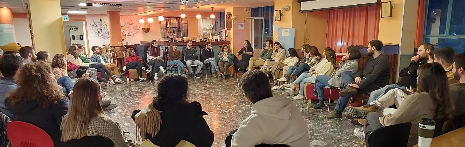 אנשים יושבים במעגל