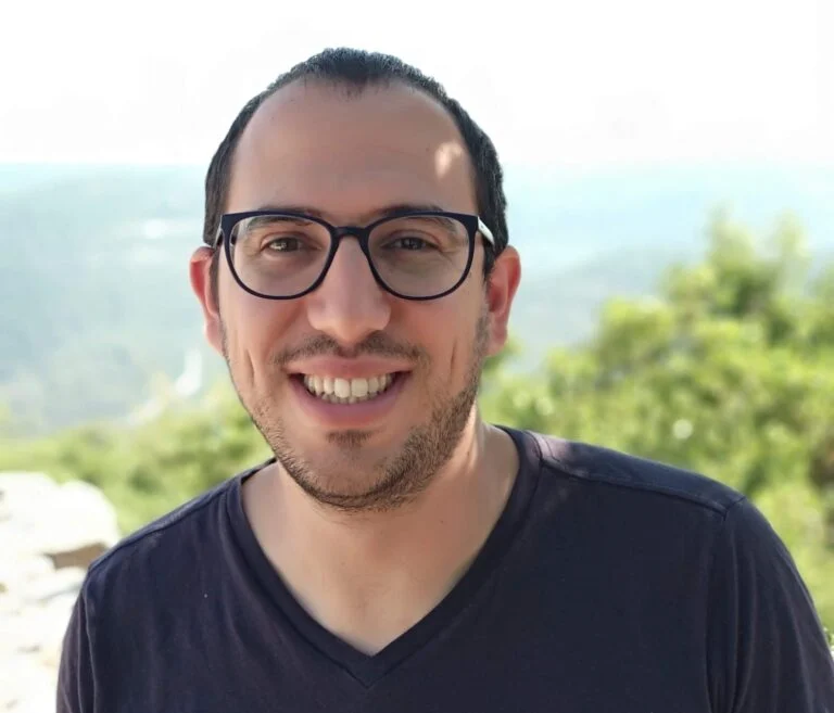 אדם מחייך